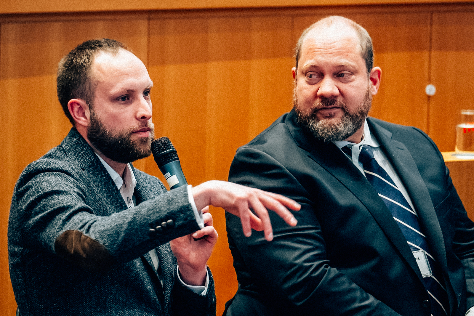 Les orateurs Nathanaël Ackerman, responsable du département IA et nouvelles technologies, SPF Stratégie et appui (à droite) et Justin Lawarée, Professeur à l’Ecole nationale d’administration publique à Québec.