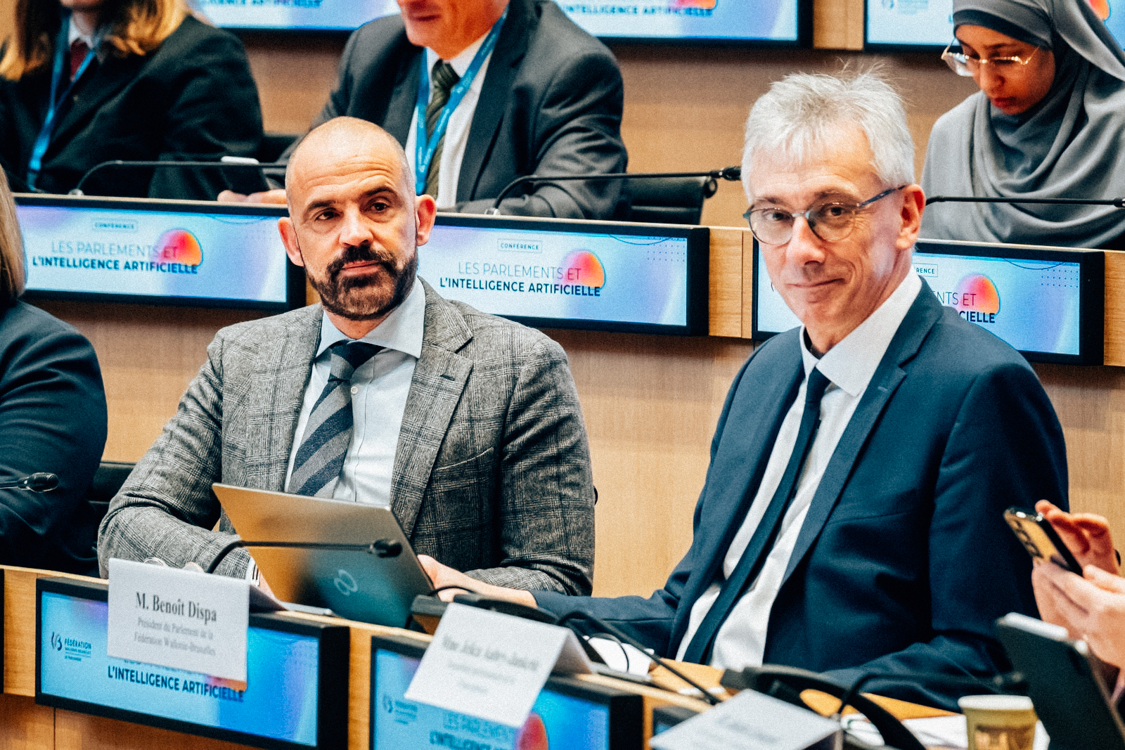 Le Secrétaire général du parlement Xavier Baeselen (à gauche) a présenté la charte de l'IA bientôt en vigueur pour les services du PFWB, ainsi que les résultats d'une enquête sur la pratique de l'IA auprès des députés et des agents du parlement.
