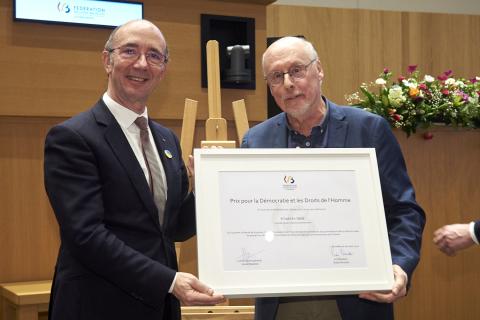 Remise du prix pour la Démocratie et les Droits de l'Homme 2022 par M. Rudy Demotte à l'asbl En-GAJE représentée par M. Dumont.