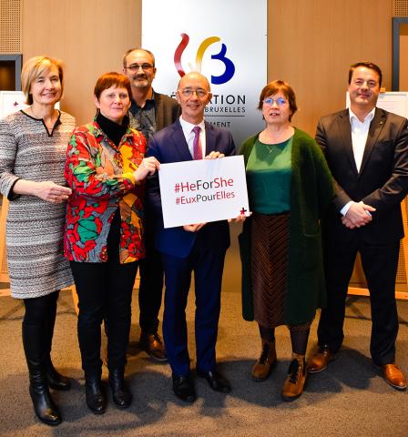 Photo de groupe avec le Président Demote présentant HeForShe