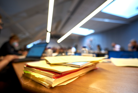 Image générique de dossiers dans une salle de commission