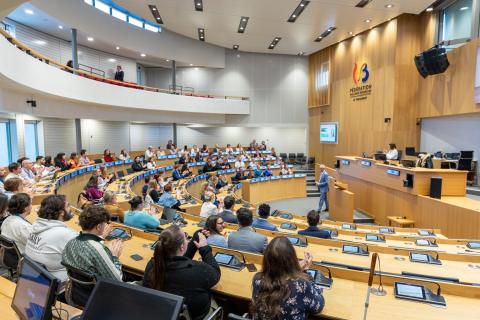 Hémicycle - présentation de la conférence par le Président du Parlement de la Fédération Wallonie-Bruxelles, Benoit Dispa